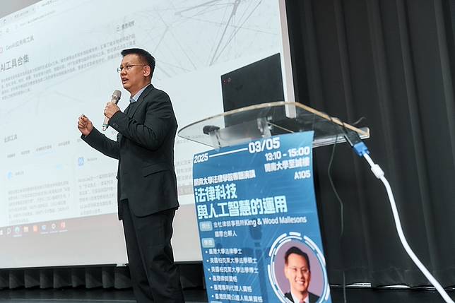 律師塗能謀指導學生如何運用AI技術。圖：開南大學提供