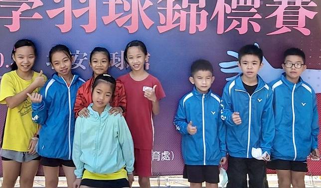 永康崑山國小桌球在教練及老師指導下，參加台南市中小學桌球賽獲得一金、一銀等十個獎項。 　（崑山國小提供）