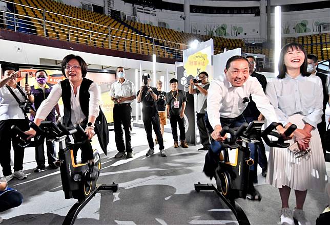 國民黨總統參選人侯友宜訪彰化建縣三百博覽館，和縣長王惠美體驗騎ＡＲ自行車。（記者曾厚銘攝）