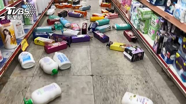 此次地震讓許多賣場商品被震到散落一地。（圖／TVBS）