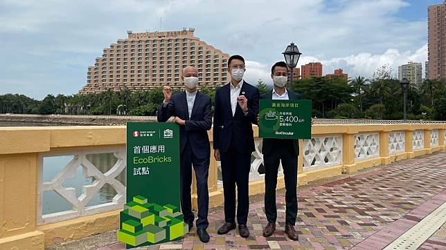 黃錦星(左)指信和集團宣佈今起首應用環保磚    劉倩桐攝