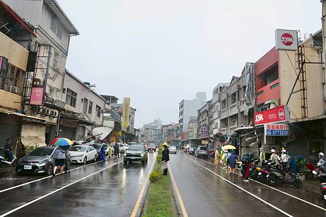 新竹市高翠路9日發生氣爆，氣爆便當店在右側。廖瑞祥攝