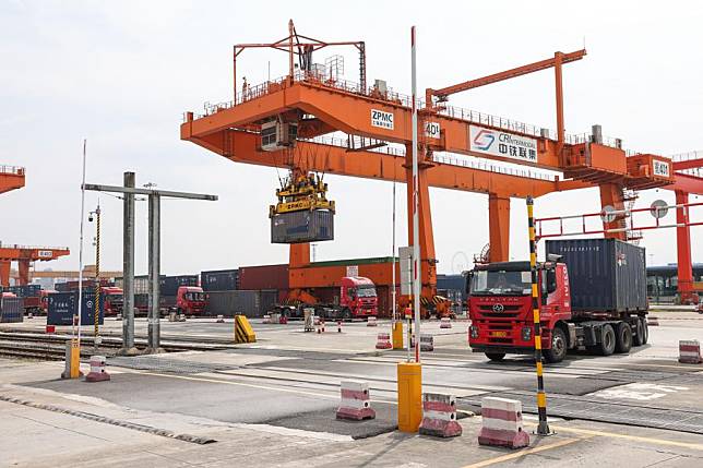 A vehicle transfers a container at the dry port of the New International Land-Sea Trade Corridor in the Chongqing International Logistics Hub Park in Shapingba District of Chongqing, southwest China, July 30, 2024. (Xinhua/Lyu Shuai)