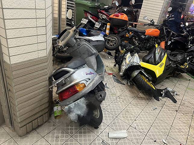 袁男開車衝撞超商，導致騎樓多部機車受波及。圖：讀者提供