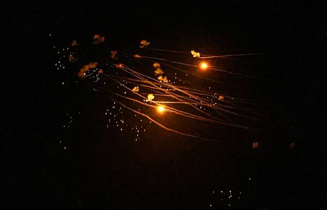  伊朗對以色列發動襲擊，無人機與導彈在空中遭到攔截，點亮以色列夜空。 圖：翻攝自3號瞭望台 