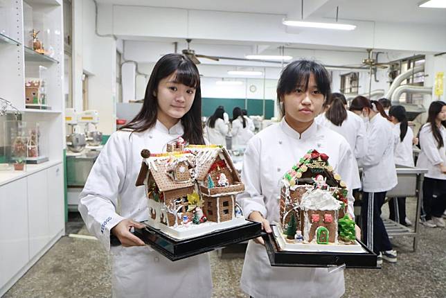 長女餐飲科應景舉辦薑餅屋創作大賽。（長榮女中提供）