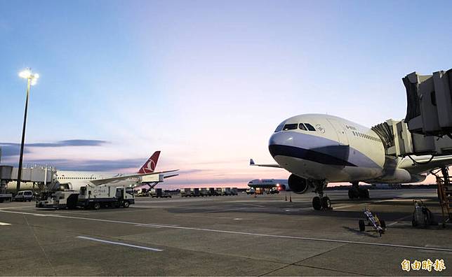 桃園國際機場22日下午16時11分，偵測到無人機於北跑道東側約1.6公里禁止施放範圍內活動，為飛航安全，16時15分通報塔台暫停跑道起降。(資料照)