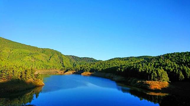 太平山翠峰湖相隔多年水位回升，網友大讚，自然界巨型藍寶石回來了。(圖由羅東林管處提供)