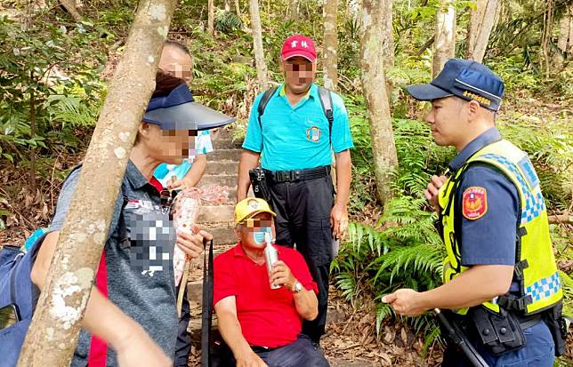 一支登山隊伍挑戰台中和平橫嶺山，疑錯判難度，四人扭傷腳體力耗盡受困，幸經員警及消防人員即時救援脫困。（記者陳金龍翻攝）