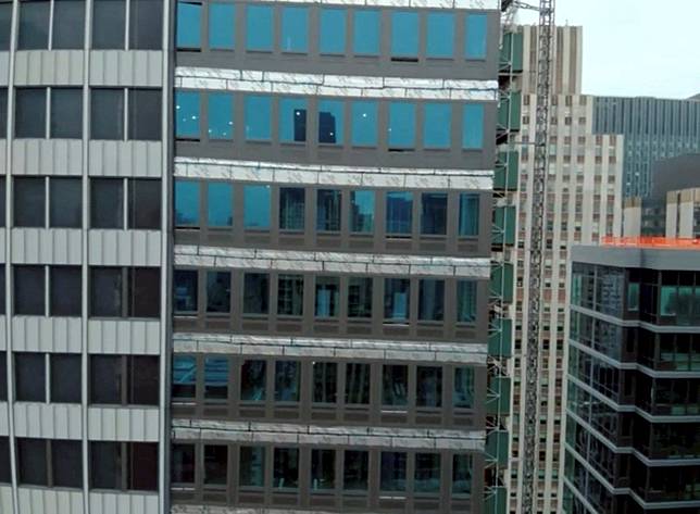 美國紐約市曼哈頓一棟高樓建築鋼樑彎曲往外傾斜，警方緊急疏散附近民眾。路透社