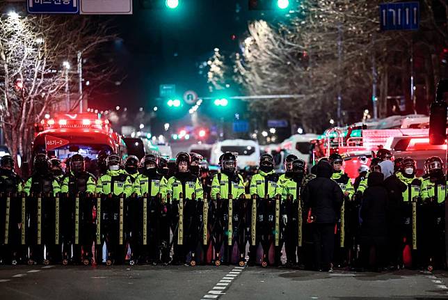 Photo taken on Jan. 19, 2025 shows the policemen deployed near the Seoul Western District Court in Seoul, South Korea. (NEWSIS via Xinhua)