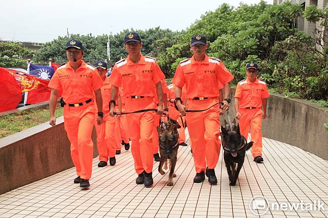 海巡署於北部分署竹圍營區成立「海巡偵搜犬區隊」，將來在海防第一線，尤其是重要的商港及漁港布建，加強邊境防疫及維安。   圖：林昀真／攝