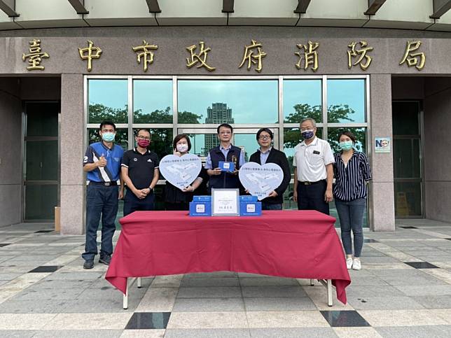 美商宇心生醫公司台灣分公司捐贈12導程心電圖系統十五組給市府消防局。（記者徐義雄攝）