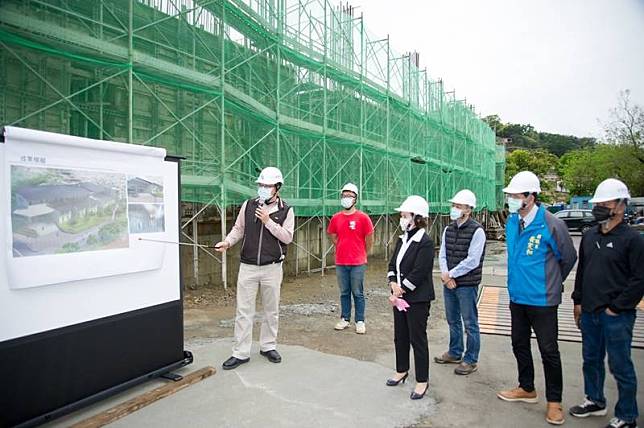 宜蘭縣政府辦理「員山福園第3期納骨樓暨牌位區興建工程」，預計111年3月底完工後，可提供3萬4000個納骨櫃位，縣長林姿妙（右4）7日前往視察。 （宜蘭縣政府提供） 中央社記者王朝鈺傳真 110年3月7日  
