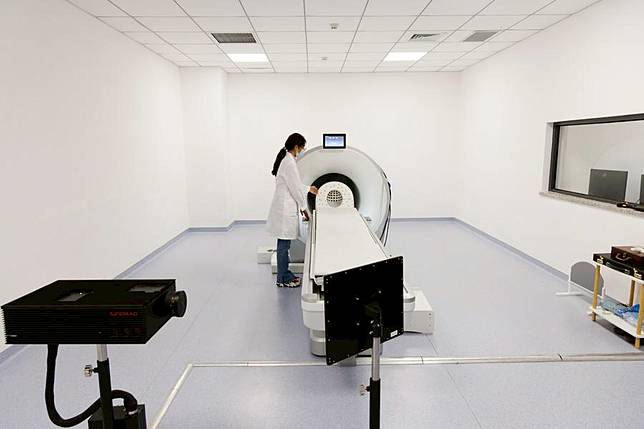 A technician operates a multimodal medical imaging device in Beijing, capital of China, March 20, 2025. (Xinhua/Jin Liwang)