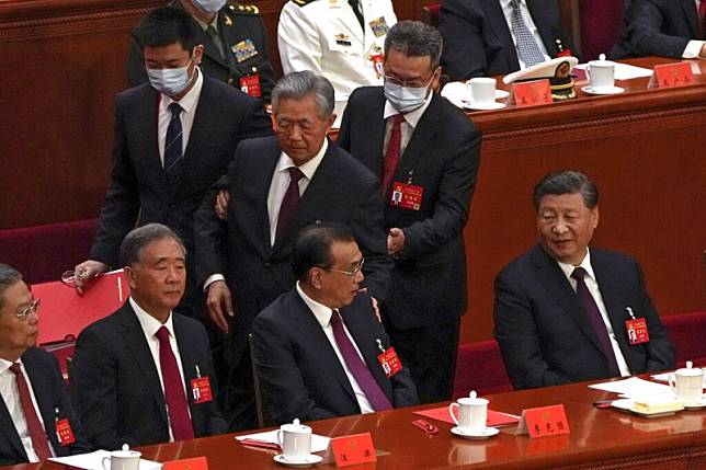 中共二十大閉幕式上，前領導人胡錦濤在眾目睽睽之下，遭到當眾架出會場。（資料照，美聯社）