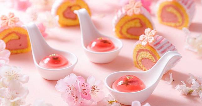 櫻花草莓蛋糕卷與一口櫻花寒天@馬哥孛羅咖啡廳「春日櫻花周末下午茶自助餐」（圖片由相關機構提供）