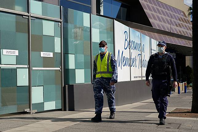 澳洲新南威爾省警察部隊人員與國防員在雪梨街道巡邏。圖片來源LINE TODAY：路透社/達志影像