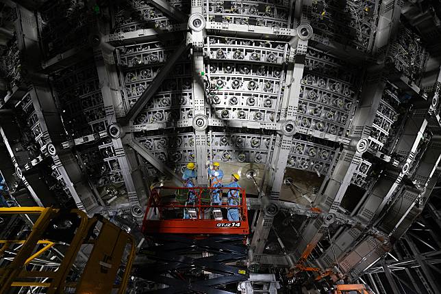 Staff members install photo-multiplier tubes of the central detector of the Jiangmen Underground Neutrino Observatory (JUNO) in Jiangmen, south China's Guangdong Province, Oct. 10, 2024. (Xinhua/Jin Liwang)