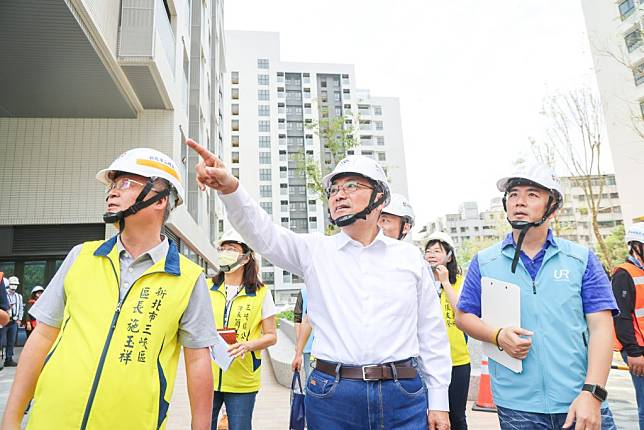 新北市長侯友宜昨視察全新北最大基地的三峽國光二期社會住宅，預計今年底完工明年辦理招租。（記者吳瀛洲攝）