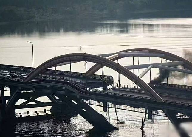 潮白河大橋部分橋體坍塌。