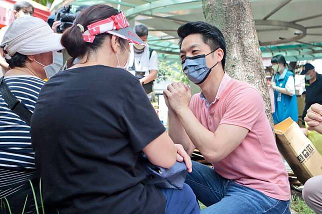 國民黨台北市長參選人蔣萬安出席中山區江寧里補辦母親節活動。(蔣萬安辦公室提供)