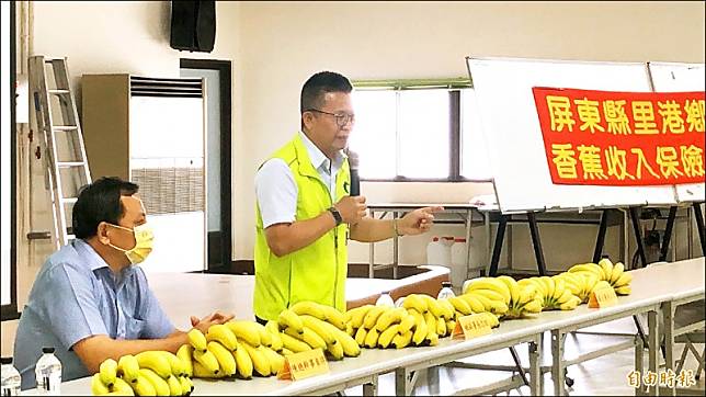 農糧署副署長姚志旺，呼籲農民把握機會加入「香蕉收入保險」，目前屏縣投保面積已達去年4倍。(記者羅欣貞攝)