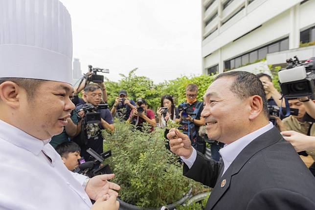 赴新加坡進行城市交流訪問的新北市長侯友宜，昨日參訪綠建築新加坡濱海灣賓樂雅臻選酒店內餐廳蔬果種植。（新北市府提供）