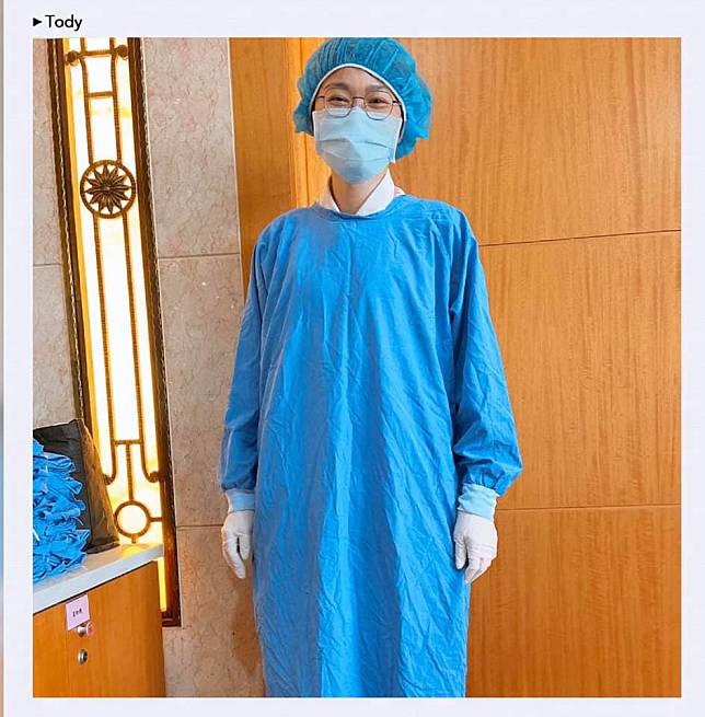方姓員工分享自己在醫院的工作狀況，需要穿成這樣，在門口站崗讀健保卡過濾旅遊史。   圖：翻攝方姓員工臉書
