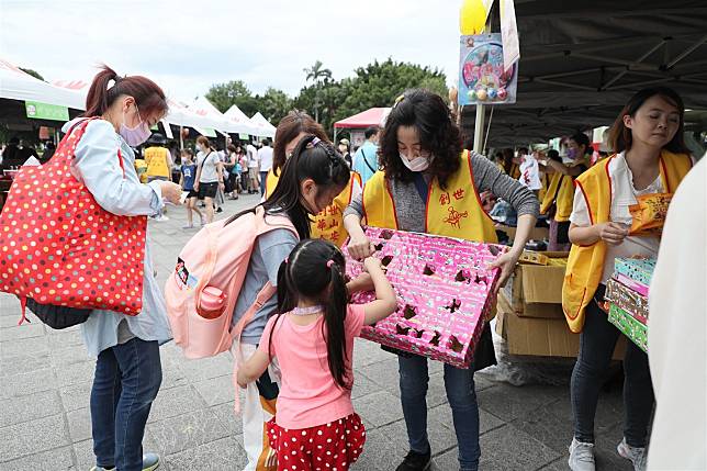 家長帶孩子們參加「大手拉小手 號召一起走」親子愛心園遊會，帶孩子們在玩樂中做公益。 （記者范瑜攝）