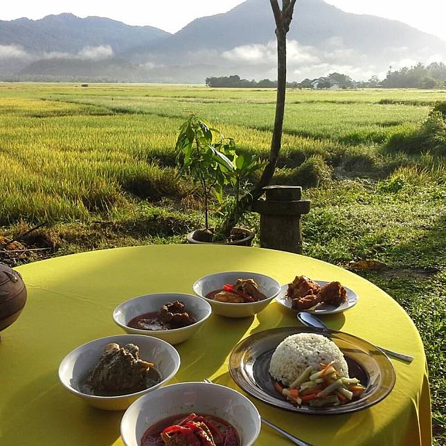 Enjoy breakfast with a stunning view of the Langkawi landscapes and delicious nasi dagang at  Nasi Dagang Pak Malau (Photo: Facebook/Nasi Dagang Pak Malau)