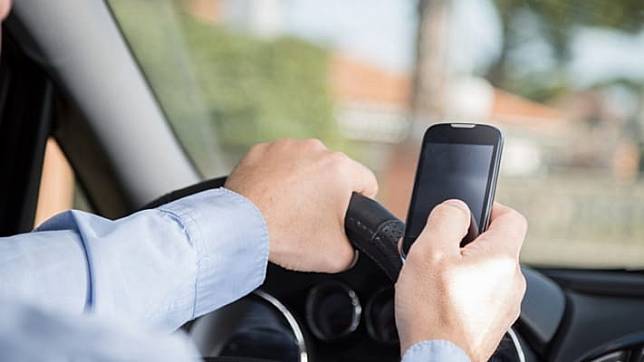 โทรศัพท์มือถือขณะขับรถ ผิดกฎหมาย ระวังโดนปรับเงิน 