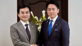 日本防衛大臣小泉進次郎（右）與南韓國防部長安圭伯5月30日在新加坡「香格里拉對話」會議上舉行會談。路透社