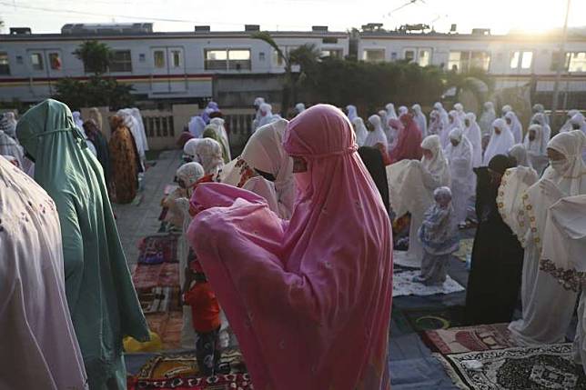 5月24日伊斯蘭教開齋節，印尼女性穆斯林聚集在清真寺外祈禱。（AP）