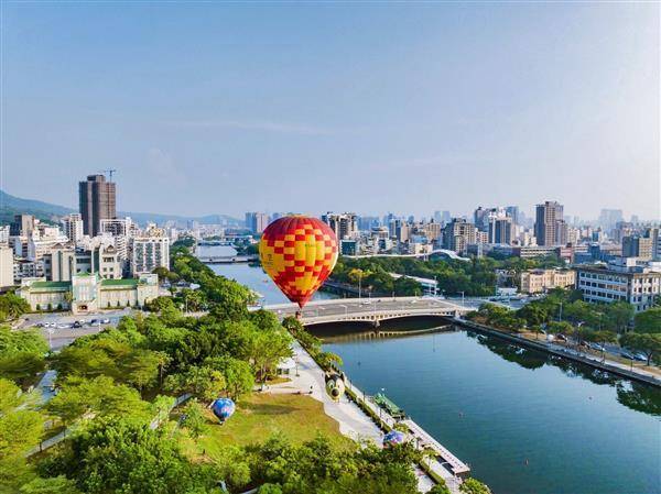 觀光局預告「2022高雄愛．月熱氣球」9月19到9月22日愛河熱氣球繫留體驗場次將調整。取自高市府觀光局