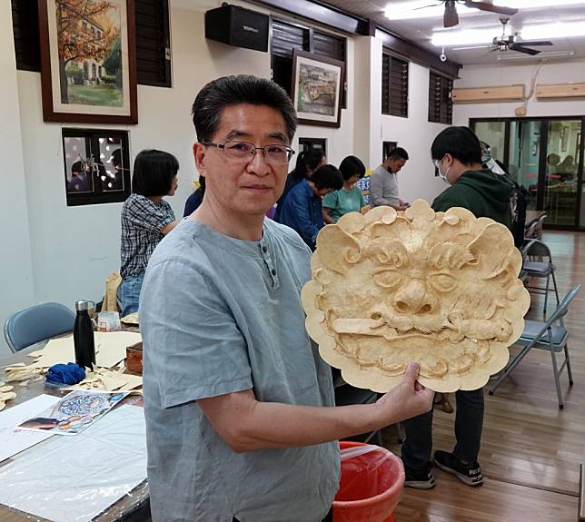 台南市政府文化局傳統糊紙工藝保存者吳文進，在鎮北學堂推廣糊紙劍獅課程，也是他生涯首度嘗試用紙糊製作劍獅。（記者陳俊文攝）
