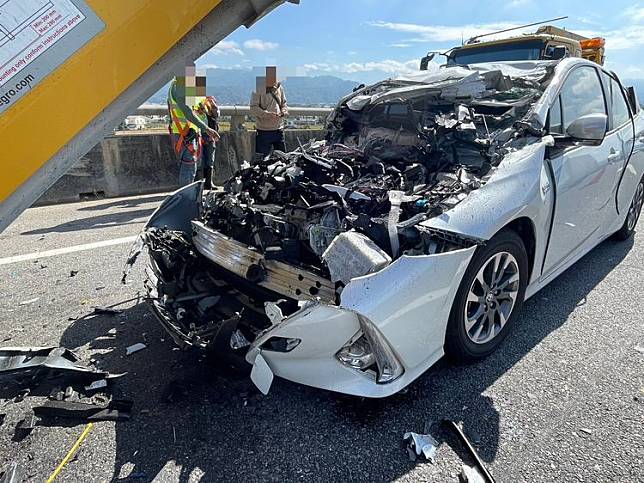 開啟輔助駕駛系統的自小客車高速追撞鏟起緩撞車，自己車頭嚴重受損，引擎蓋都看不到了。民眾提供