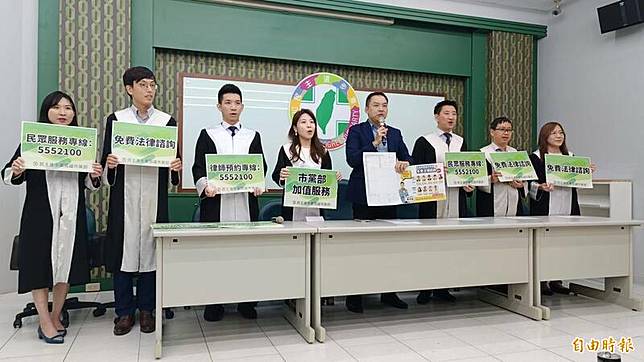 民進黨高雄市黨部主委黃文益(右4)宣布，7月起將啟動法律諮詢服務。(記者葛祐豪攝)