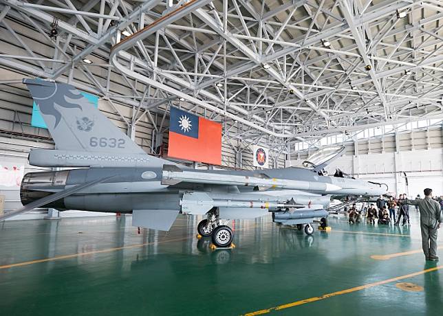 F16V戰機停放在志航基地機棚內。