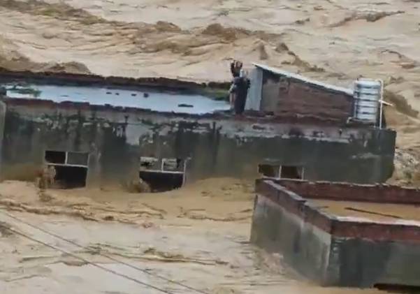  洪災席捲中國廣西南寧市衡州市，當地居民焦急地呼救。 圖：翻攝自 X @Mericancannon 