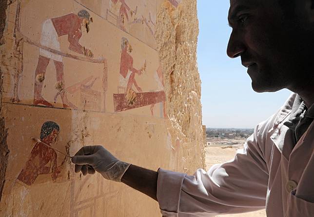 埃及今天首度公開一座在古城路克索發現的3500年前大型陵墓，內有描繪造船和狩獵等生活場景的斑斕壁畫。   圖：達志影像/路透社