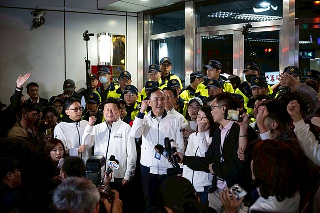 從被國民黨開除黨籍的「花蓮王」到連任黨團總召3會期，為傅崐萁開啟大門的正是前國民黨主席朱立倫（前排白衣右2）。藍營資深國會助理直言，藍委對傅崐萁「又愛又恨」，雖爭議多，但卻能「促成內部團結」。（攝影／楊子磊／資料照片）