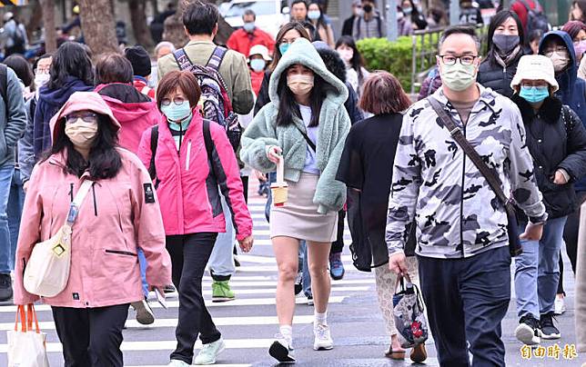 氣象專家指出，預估明天、週日東北風再增強，且週日晚間「強冷空氣」直衝南下，下週二(除夕)至下週四「強冷空氣」持續籠罩，早晚「輻射冷卻」效應強，部分平地低溫下探到5度以下，也亦有挑戰入冬以來的首波「寒流」的機率。(資料照)