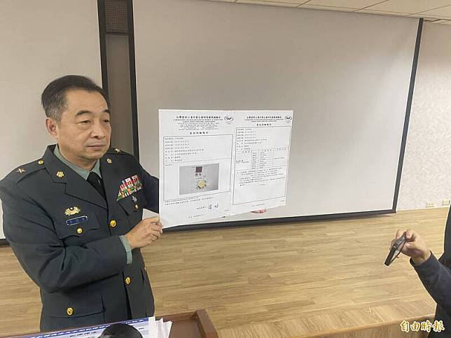 軍備局獲得管理處處長李健青少將公布賞鯨船疑似誤射案的底漆檢驗報告。(記者吳書緯攝)