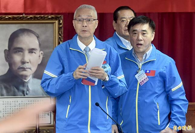 國民黨主席吳敦義(左)、副主席郝龍斌(右)、曾永權(中)16日出席第20屆中央委員第三次全體會議。(資料照)