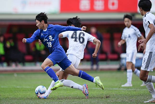 Chen Zihan of Shandong (1st L) attacks during the gold medal match in China's first national youth games for football, basketball and volleyball in Changsha, Hunan Province , Nov. 27, 2024. Shandong beats Shanghai 1-0. (Xinhua/Xue Keyu)