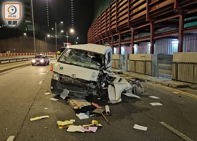 輕貨車頭嚴重損毀。(胡德威攝)