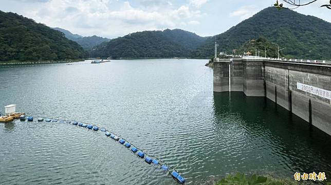 北水局基於石門水庫大壩安全考量，預先實施調節性放水，以預降水位增加防洪空間。(記者李容萍攝)