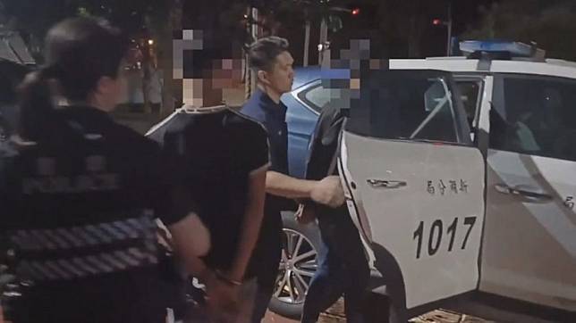 玩具鈔面交，竹縣警民聯手逮捕2名年輕詐騙車手。（記者彭新茹翻攝)