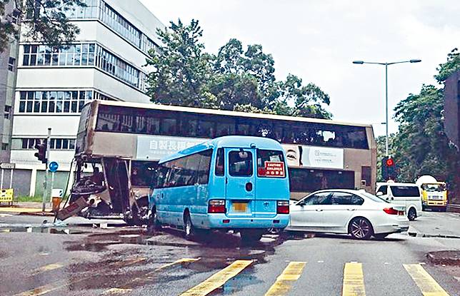 學校小巴及私家車攔腰撞向雙層巴士。